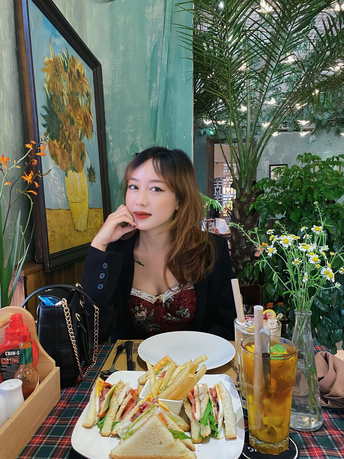 Cô nàng tâm đắc câu nói: “Con người sẽ trở nên hạnh phúc và thành công nhất khi được cống hiến”. Cô nàng tâm đắc câu nói: “Con người sẽ trở nên hạnh phúc và thành công nhất khi được cống hiến”.