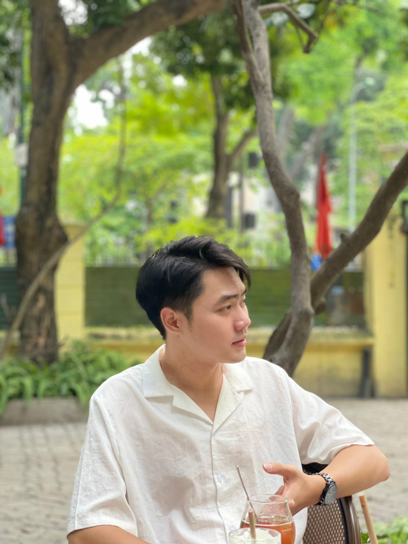 Tú nghĩ về những điều có thể đóng góp ngay cho xã hội, chứ không chờ thành công trên con đường sự nghiệp thì mới thực hiện.