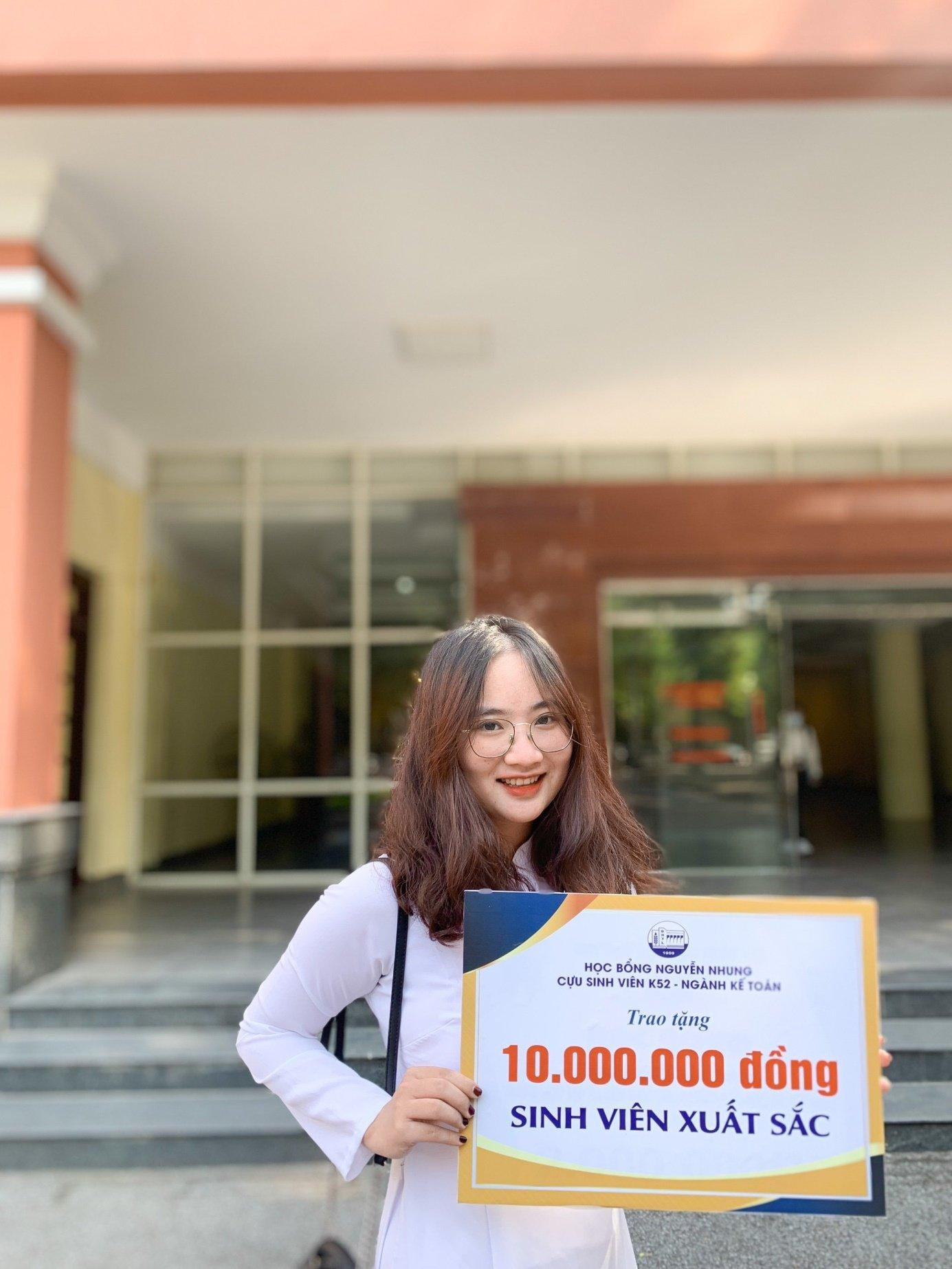 Vân Anh còn đạt học bổng sinh viên xuất sắc do cựu sinh viên Khóa 52 - Nguyễn Nhung trao tặng. Vân Anh còn đạt học bổng sinh viên xuất sắc do cựu sinh viên Khóa 52 - Nguyễn Nhung trao tặng.