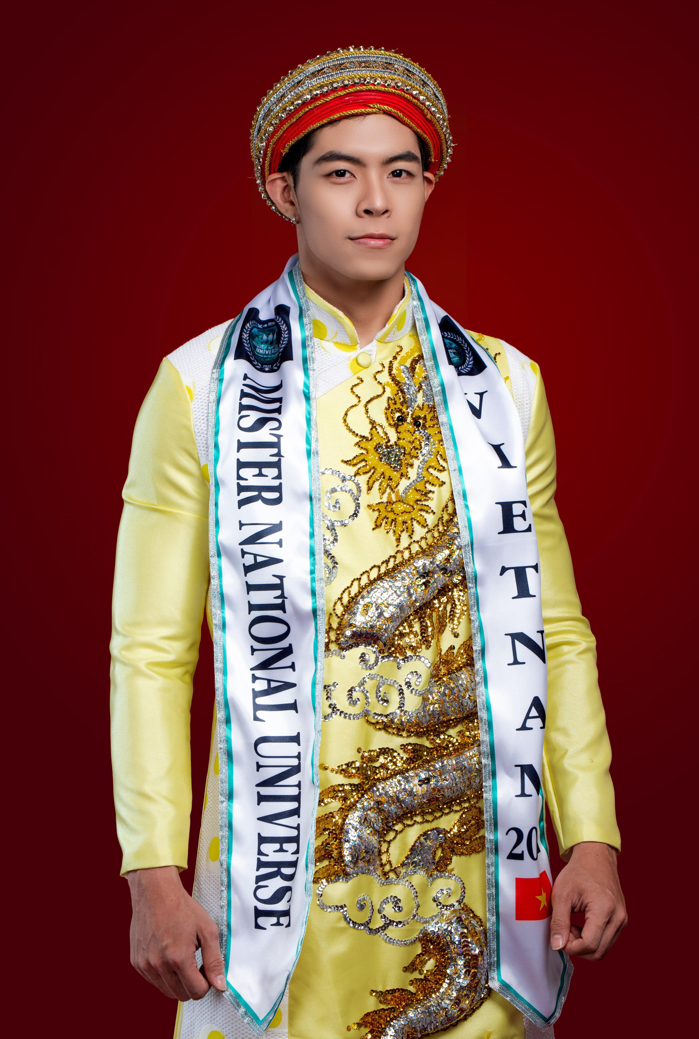 Phi Việt mặc áo dài Vương Triều đến Mister National Universe 2022.