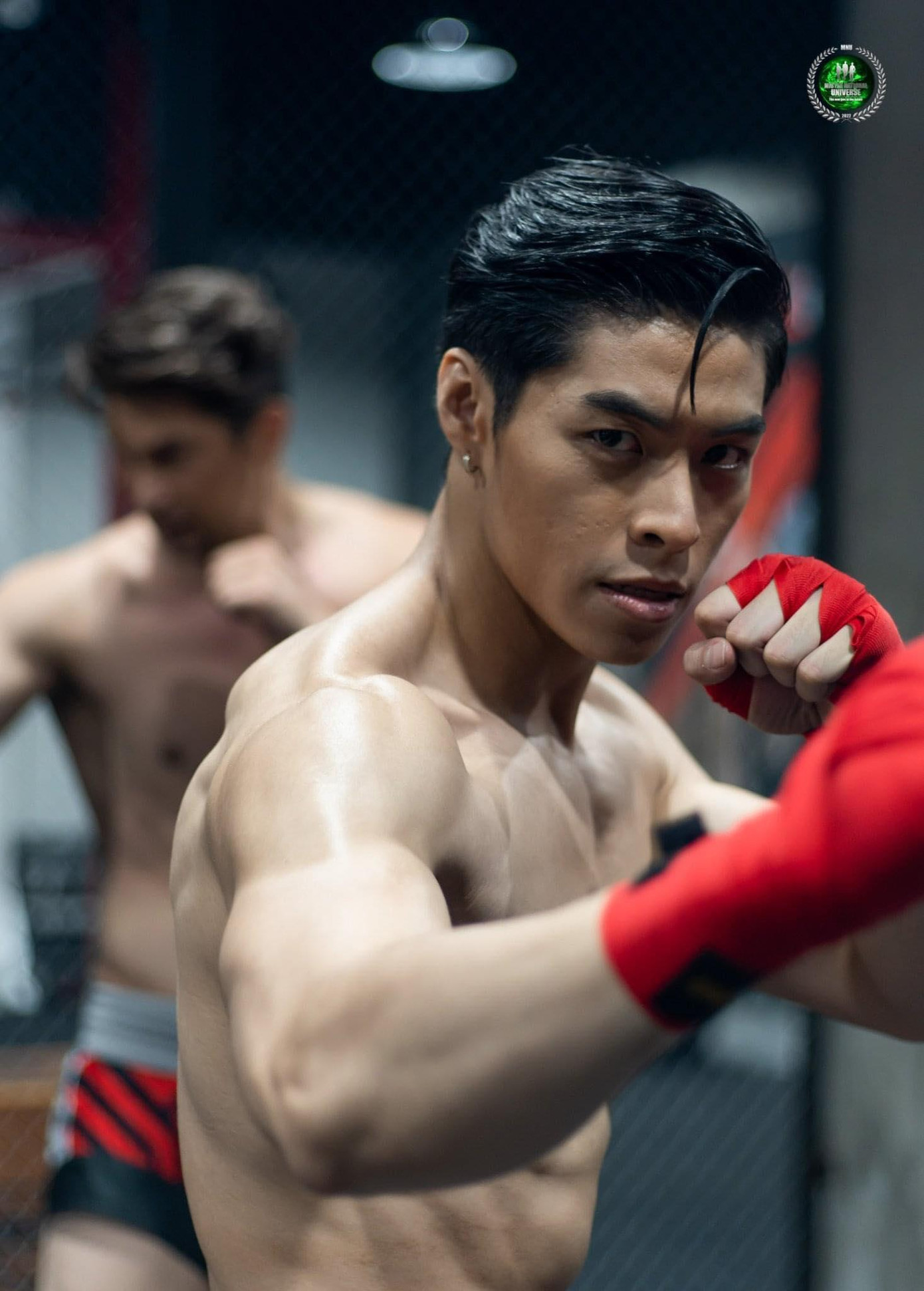 Phi Việt trong hình ảnh võ sĩ boxing trên võ đài đầy cuốn hút.