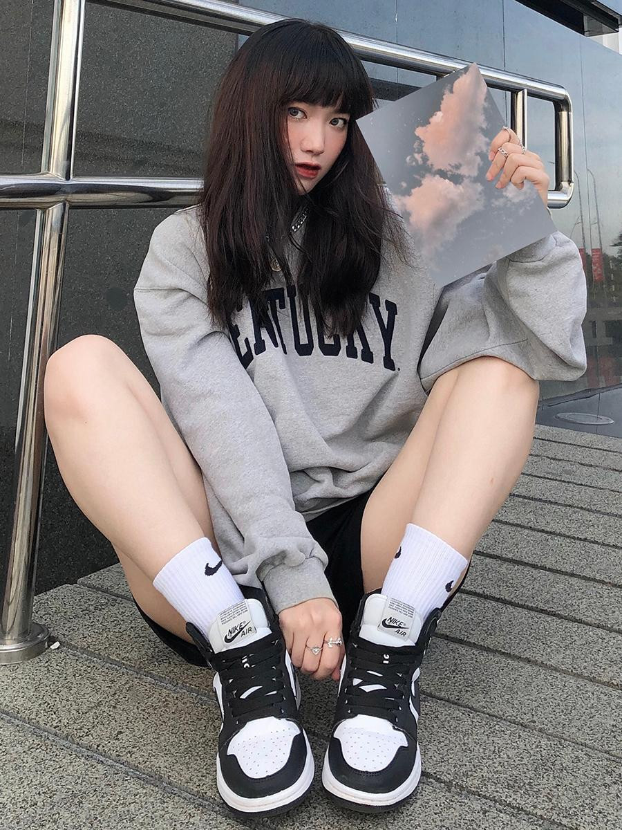 Tốt nghiệp cử nhân ngành Luật, tuy nhiên với sự đam mê sáng tạo, Dương TiDi lựa chọn theo đuổi trở thành một Designer chuyên nghiệp.