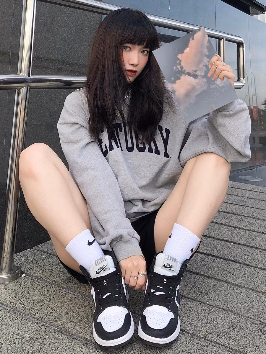 Tốt nghiệp cử nhân ngành Luật, tuy nhiên với sự đam mê sáng tạo, Dương TiDi lựa chọn theo đuổi trở thành một Designer chuyên nghiệp.