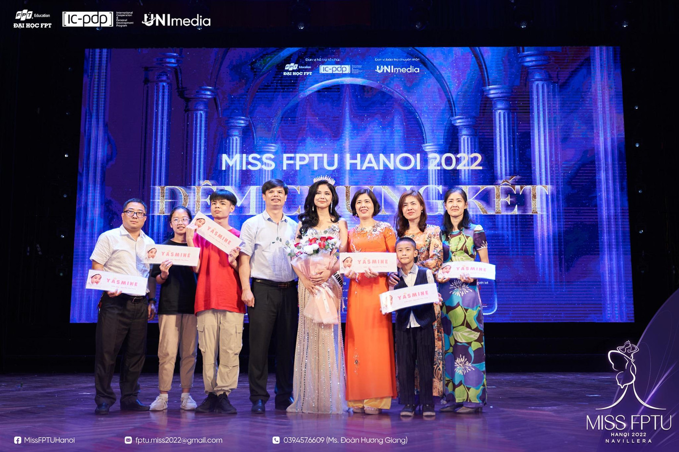 Cô nàng chụp ảnh kỷ niệm cùng gia đình và người thân tại Đêm Chung kết Miss FPTU Hanoi 2022.