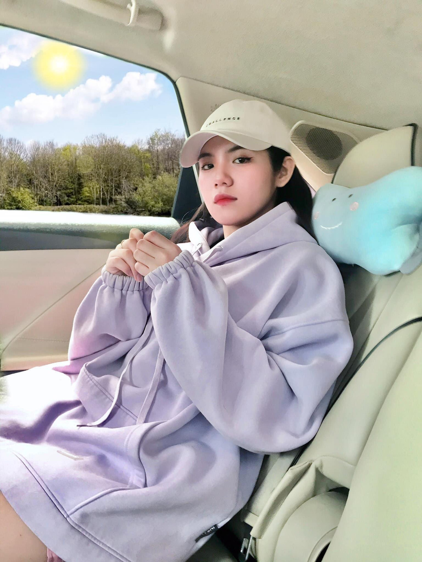 Cô nàng luôn ấp ủ giấc mơ được đi du học, bởi vậy cô luôn cố gắng cả về học tập lẫn công việc để có thêm kinh phí hiện thực hóa giấc mơ của mình.