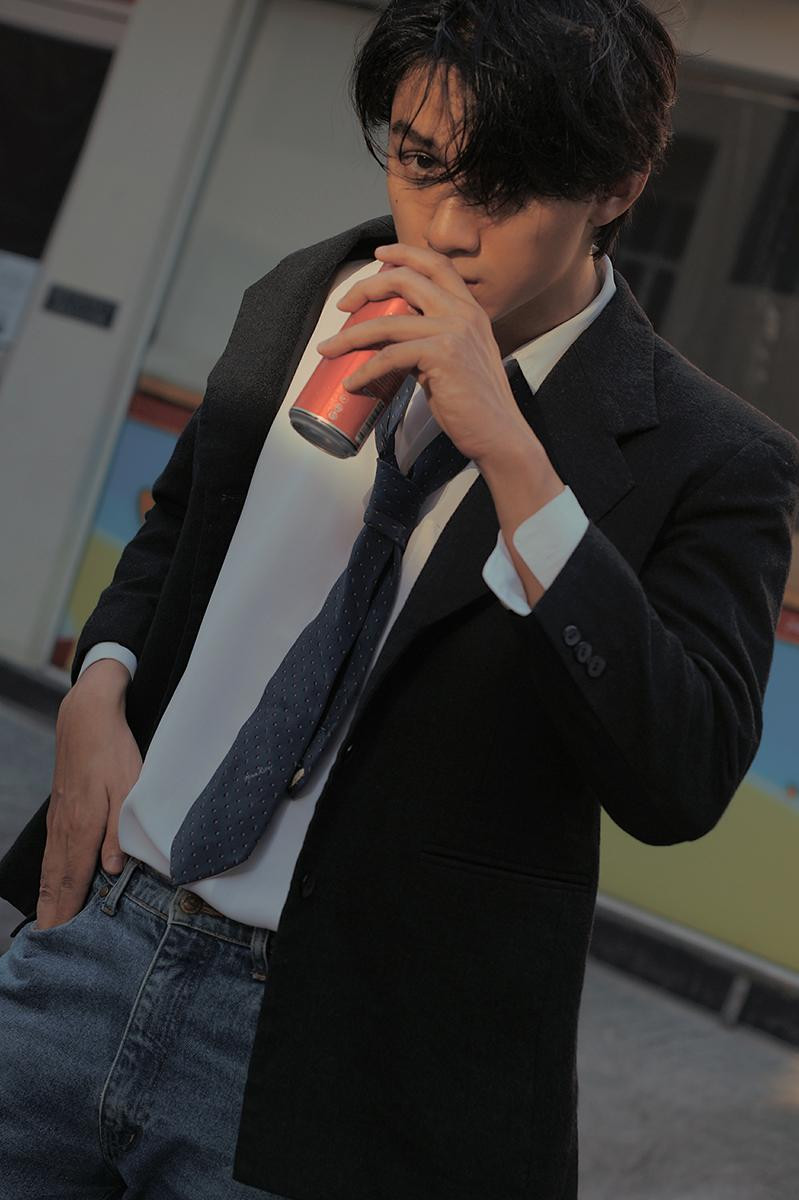 Đối với Quang Tuấn, từ nhỏ, nghệ thuật đã luôn là một “liều thuốc” giúp cậu bạn xua tan đi những mặc cảm và tự ti.