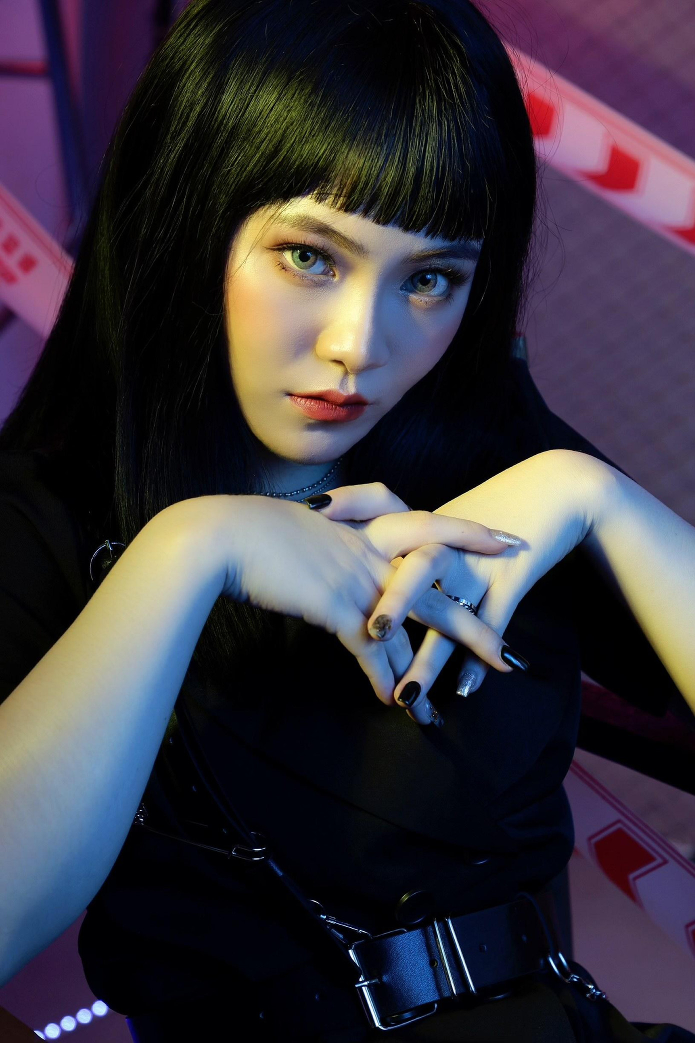 Trải qua sóng gió, khó khăn thời niên thiếu đã tôi luyện nên một Tú Quỳnh tự tin, mạnh mẽ, kiên cường và giàu lòng trắc ẩn.