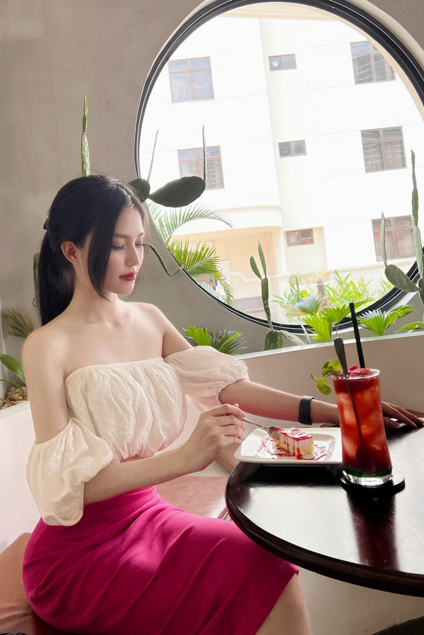 Đam mê phát triển năng lực bản thân và kinh doanh, hy vọng Hồng Nhi sẽ có đủ khả năng để vận hành mô hình kinh doanh mà bản thân luôn ấp ủ trong tương lai gần.