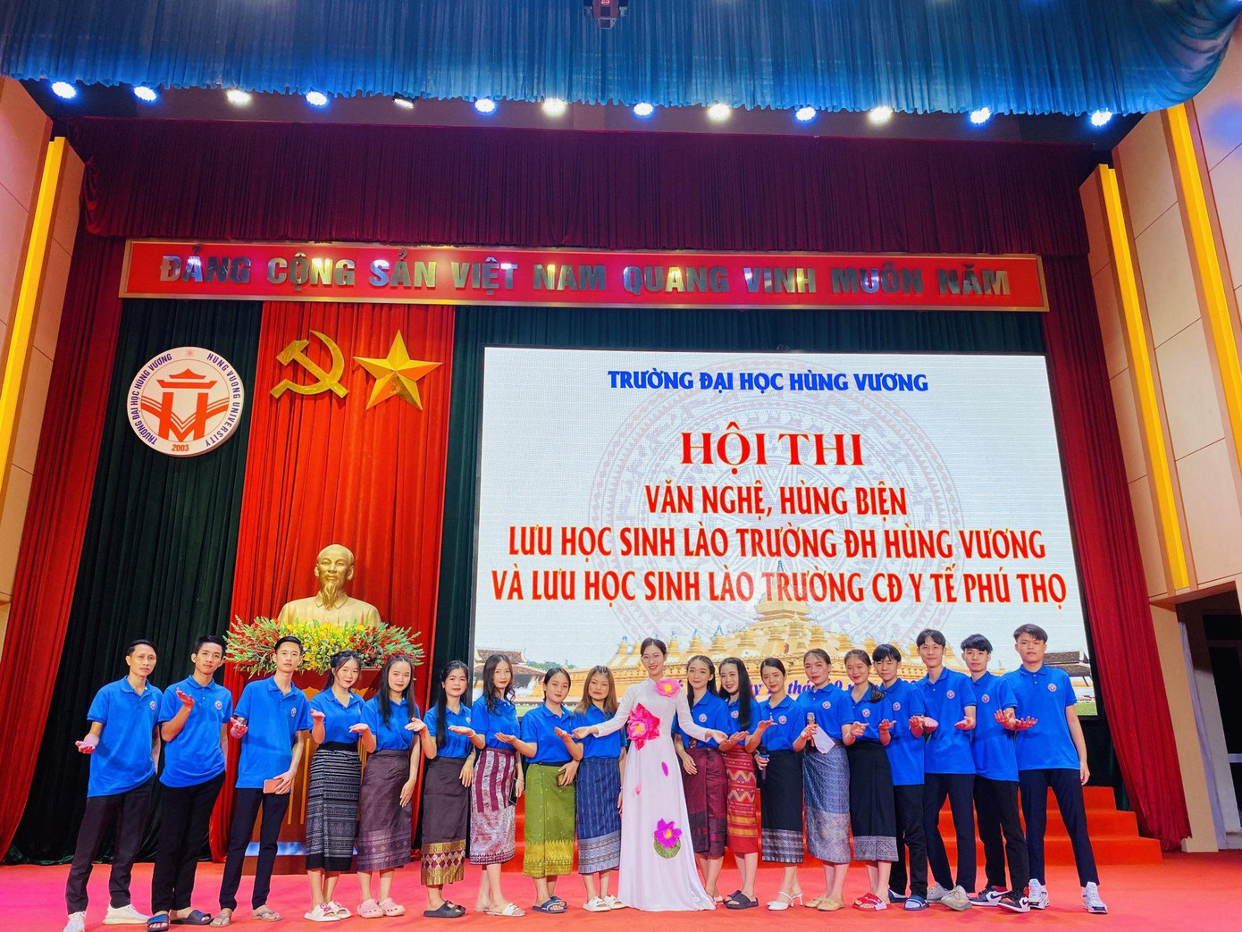 Giao lưu cùng các bạn sinh viên Lào tại trường.