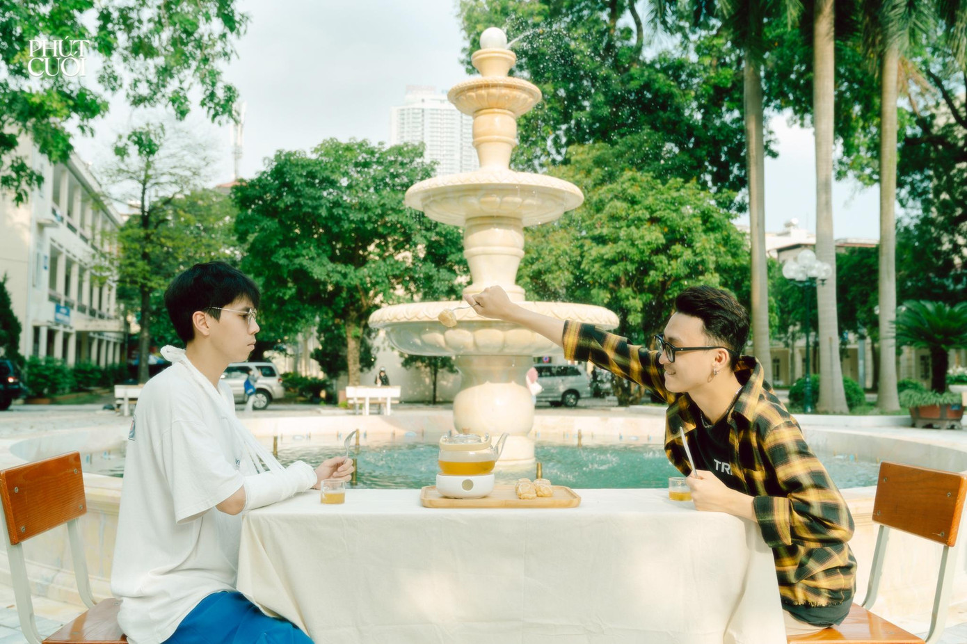 Trở về thuở còn chớm hạ, chúng ta đã vụng về cố gắng trao gửi cho nhau những cơ hội và niềm vui trong quãng đời sinh viên êm đềm. Nhưng dường như, cả hai vẫn bị ngăn lại bởi khoảng cách xa lạ. Trở về thuở còn chớm hạ, chúng ta đã vụng về cố gắng trao gửi cho nhau những cơ hội và niềm vui trong quãng đời sinh viên êm đềm. Nhưng dường như, cả hai vẫn bị ngăn lại bởi khoảng cách xa lạ.