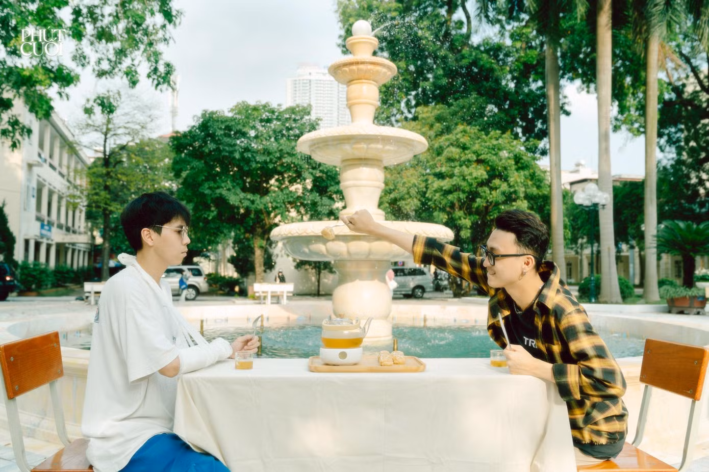 Trở về thuở còn chớm hạ, chúng ta đã vụng về cố gắng trao gửi cho nhau những cơ hội và niềm vui trong quãng đời sinh viên êm đềm. Nhưng dường như, cả hai vẫn bị ngăn lại bởi khoảng cách xa lạ.