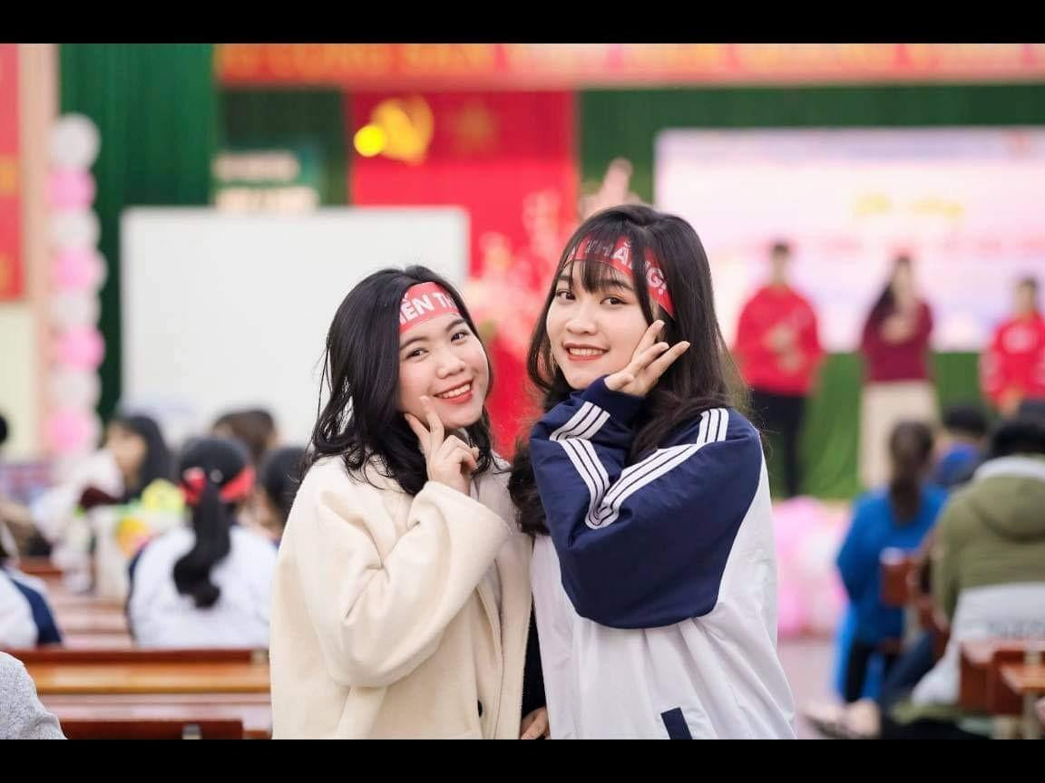 Song Quỳnh tích cực tham gia các hoạt động tập thể của trường lớp cùng các câu lạc bộ phát động. Song Quỳnh tích cực tham gia các hoạt động tập thể của trường lớp cùng các câu lạc bộ phát động.