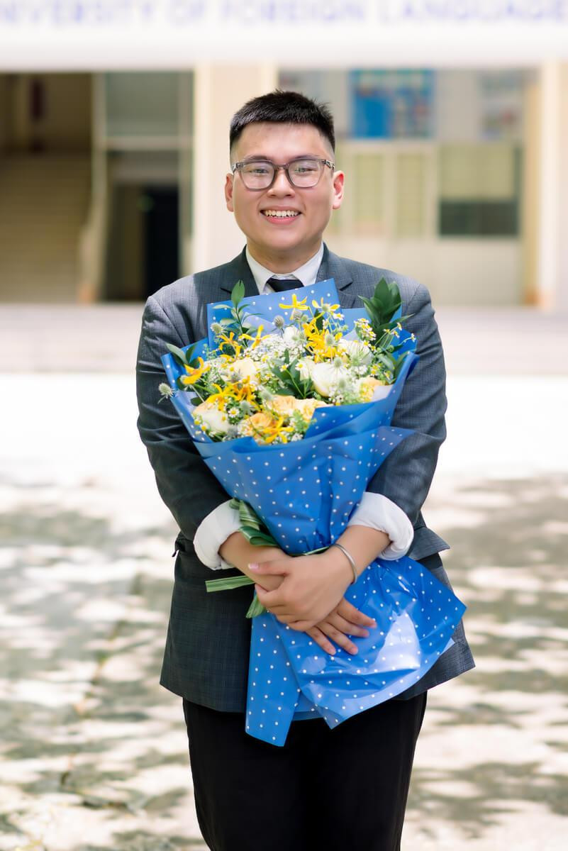 Minh Hoàng luôn muốn mình xuất hiện với hình ảnh vui cười, tích cực và lạc quan. Minh Hoàng luôn muốn mình xuất hiện với hình ảnh vui cười, tích cực và lạc quan.