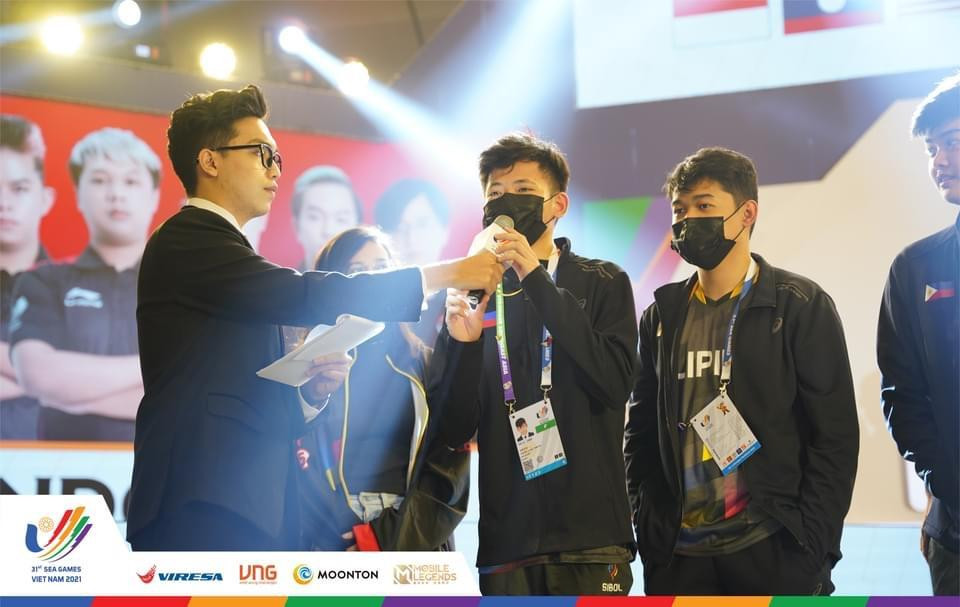 MC song ngữ Xuân Hiếu khi phỏng vấn đội tuyển HCV Philippines.