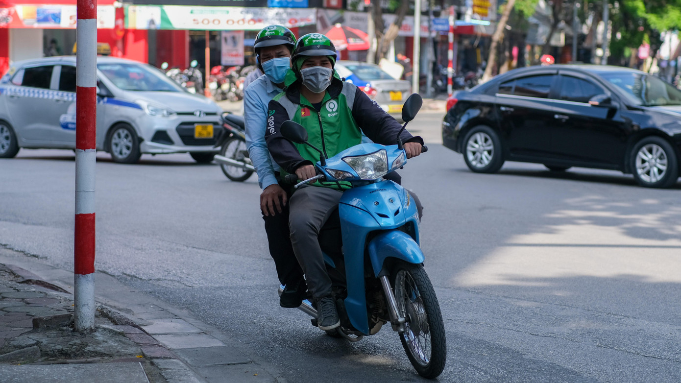 Công việc đòi hỏi người lái có sức khoẻ tốt bởi thường xuyên làm việc cả ngày ngoài trời.