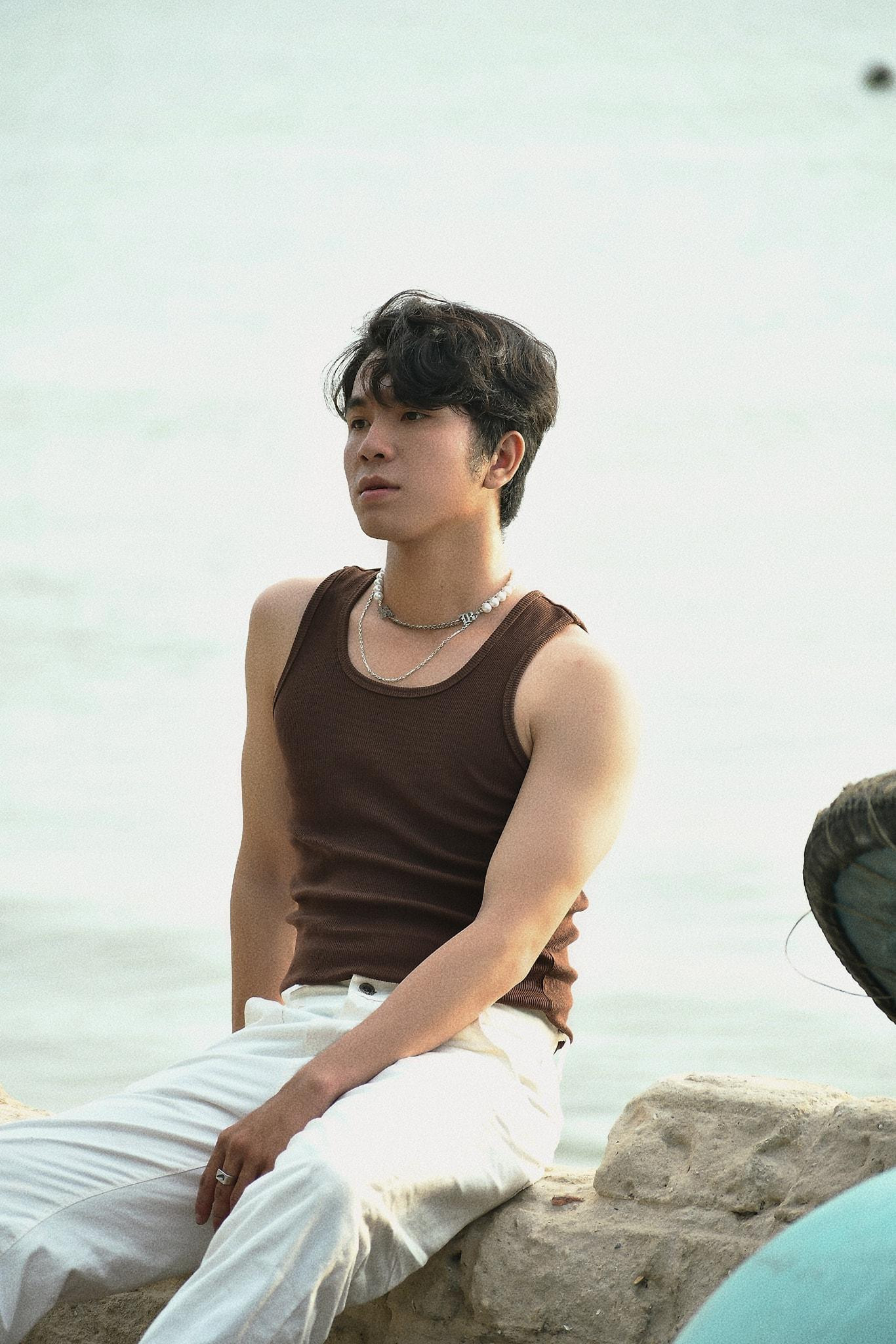 Cậu có vóc dáng khỏe khoắn đặc trưng của dân biển.