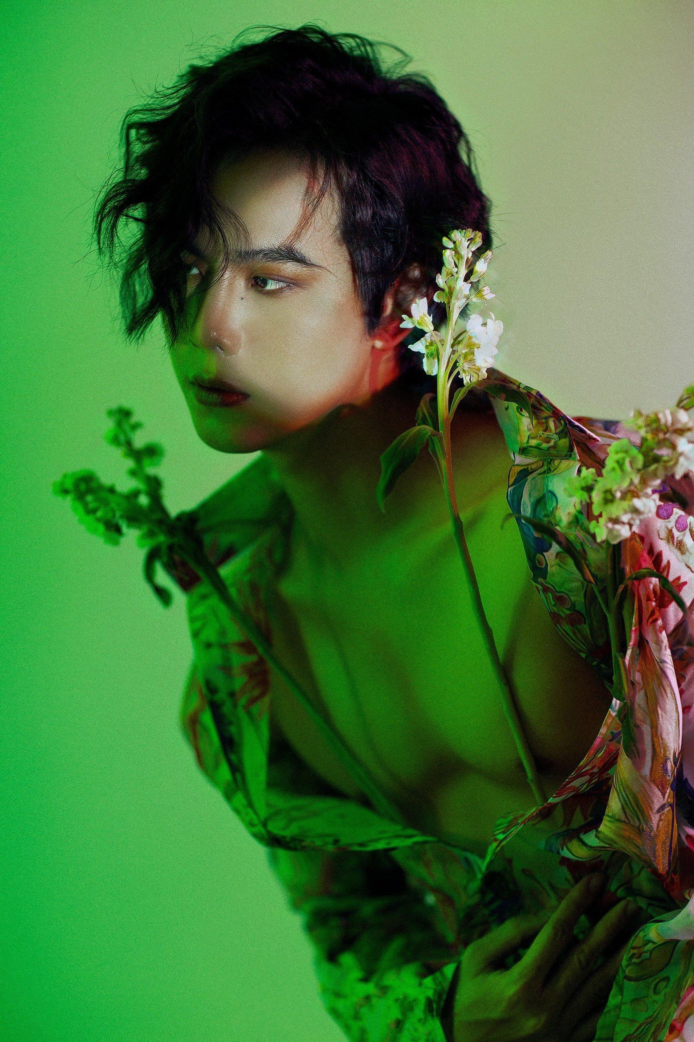 Trong bộ ảnh “Mộng Hoa” mới đây, Dương Minh lại lần nữa gây ấn tượng, khi hóa thân vào một người đang đắm chìm trong cơn mộng tưởng, kể về câu chuyện tình yêu.