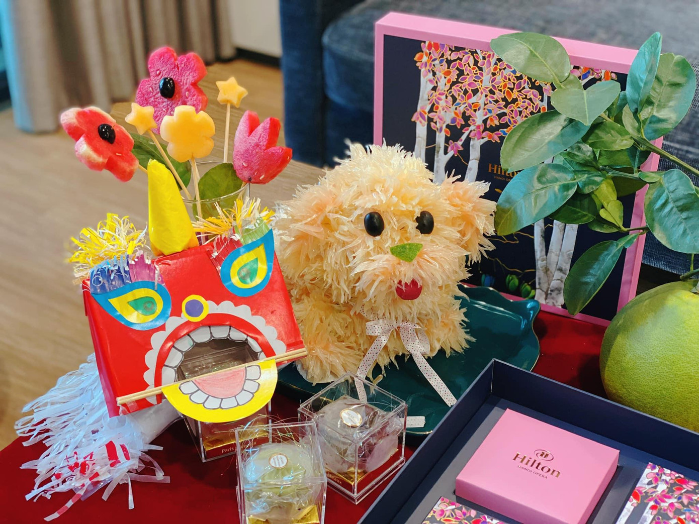 Mâm cỗ Trung thu với chú chó được làm từ quả bưởi (Ảnh: Facebook Phạm Thị Thu Hằng).