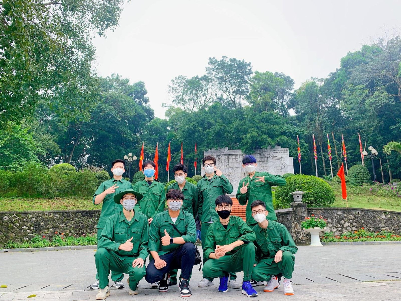 Trong sắc áo xanh quân sự, Vũ Kỳ và các bạn cùng phòng nổi bật với nét trẻ trung, khỏe khoắn khi tham gia vào các hoạt động giáo dục quốc phòng.