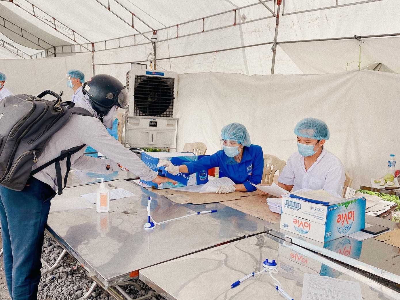 Trần Hương tham gia trực chốt kiểm soát dịch bệnh COVID - 19 tại cửa ngõ Thành phố Hải Phòng. Trần Hương tham gia trực chốt kiểm soát dịch bệnh COVID - 19 tại cửa ngõ Thành phố Hải Phòng.