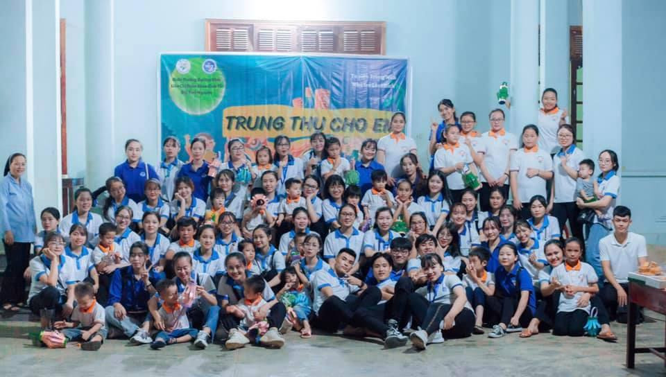 Bên cạnh đó, Thanh Tâm còn tham gia tổ chức chương trình “Trung thu cho em” cho các em nhỏ ở mái ấm Lâm Bích.