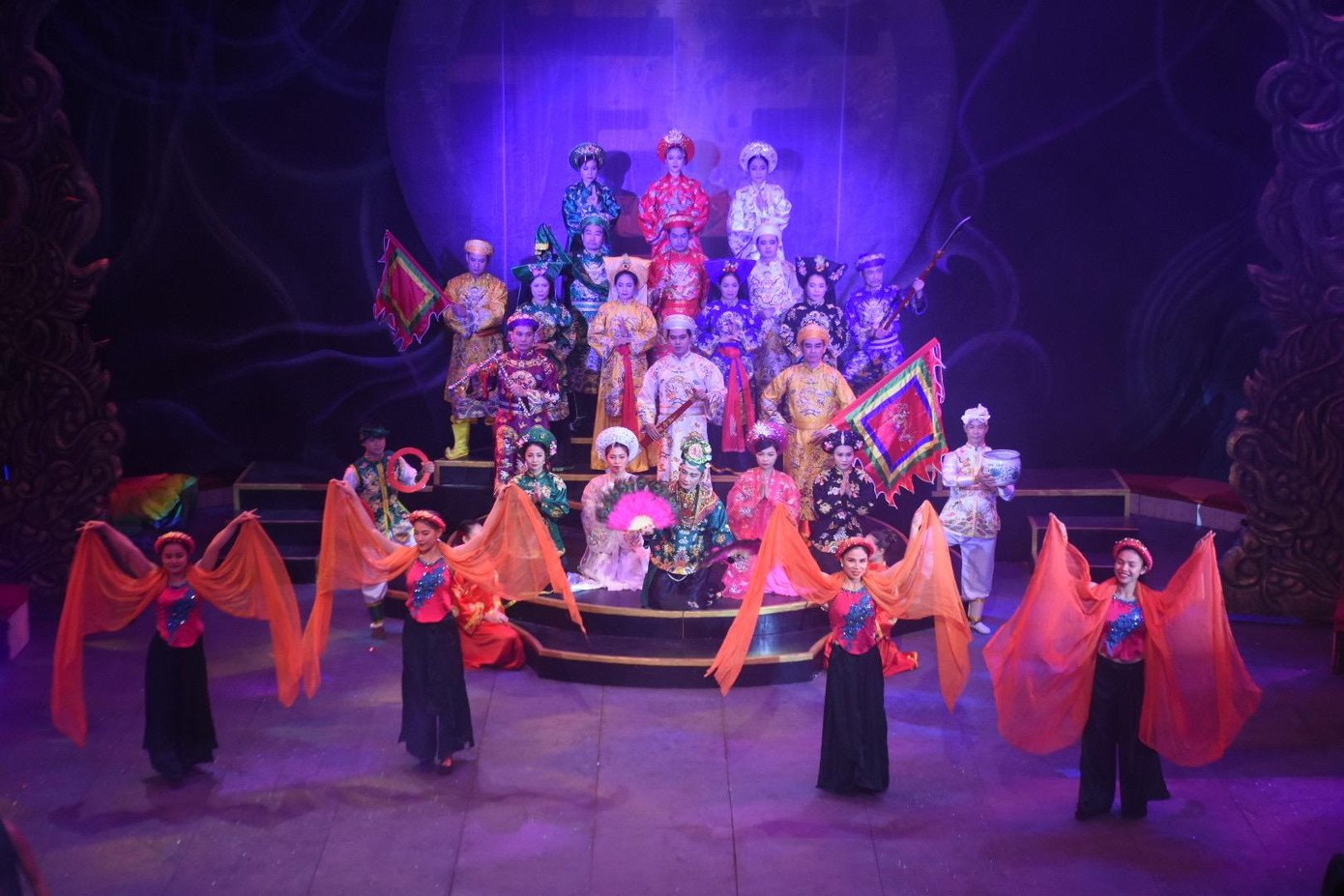 Phân đoạn hát chầu văn sân khấu Thượng thiên thánh mẫu. Phân đoạn hát chầu văn sân khấu Thượng thiên thánh mẫu.