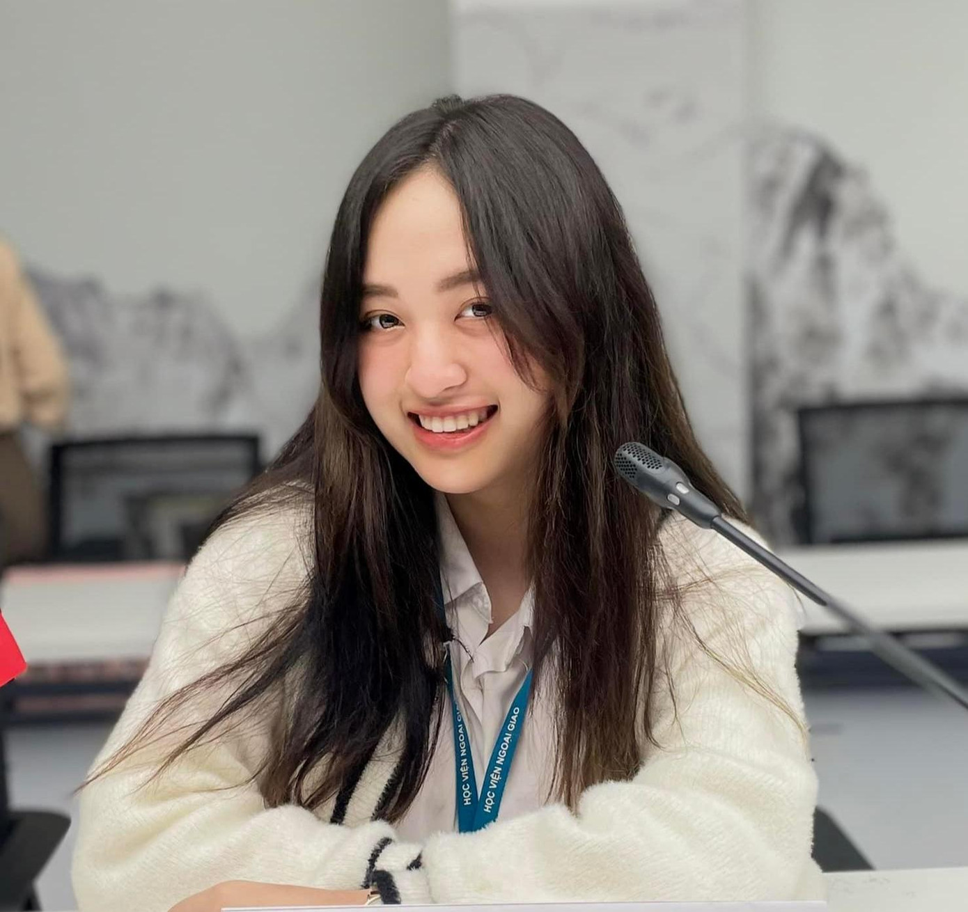 Lê Thu Trang vinh dự là sinh viên duy nhất trong số 4 người trẻ đại diện cho thanh niên, sinh viên Việt Nam tham gia buổi đối thoại với Tổng Thư ký Liên hợp quốc António Guterres.