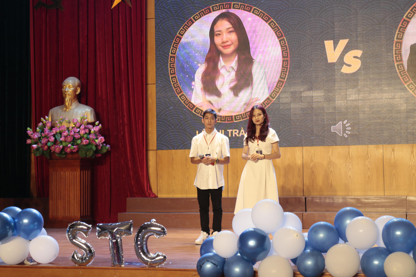 Thí sinh Lê Thị Trà Ly (Học viện Báo chí và Tuyên truyền) và thí sinh Đoàn Bảo Khánh( Đại học Thủ đô Hà Nội) trong vòng thi thứ nhất. Thí sinh Lê Thị Trà Ly (Học viện Báo chí và Tuyên truyền) và thí sinh Đoàn Bảo Khánh( Đại học Thủ đô Hà Nội) trong vòng thi thứ nhất.