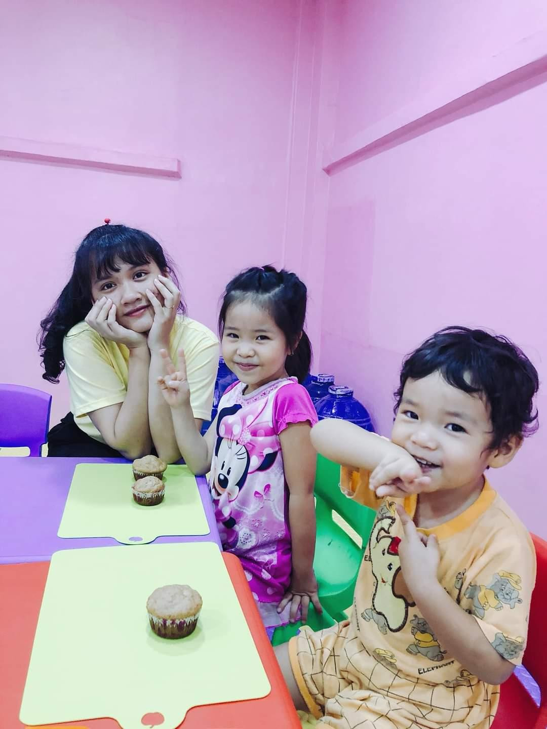 Làm thêm tại khu vui chơi thiếu nhi, Cẩm Tú rèn luyện thêm sự tự tin, sự sáng tạo và cảm thấy yêu đời hơn mỗi ngày khi nhìn thấy nụ cười của các em nhỏ. Làm thêm tại khu vui chơi thiếu nhi, Cẩm Tú rèn luyện thêm sự tự tin, sự sáng tạo và cảm thấy yêu đời hơn mỗi ngày khi nhìn thấy nụ cười của các em nhỏ.