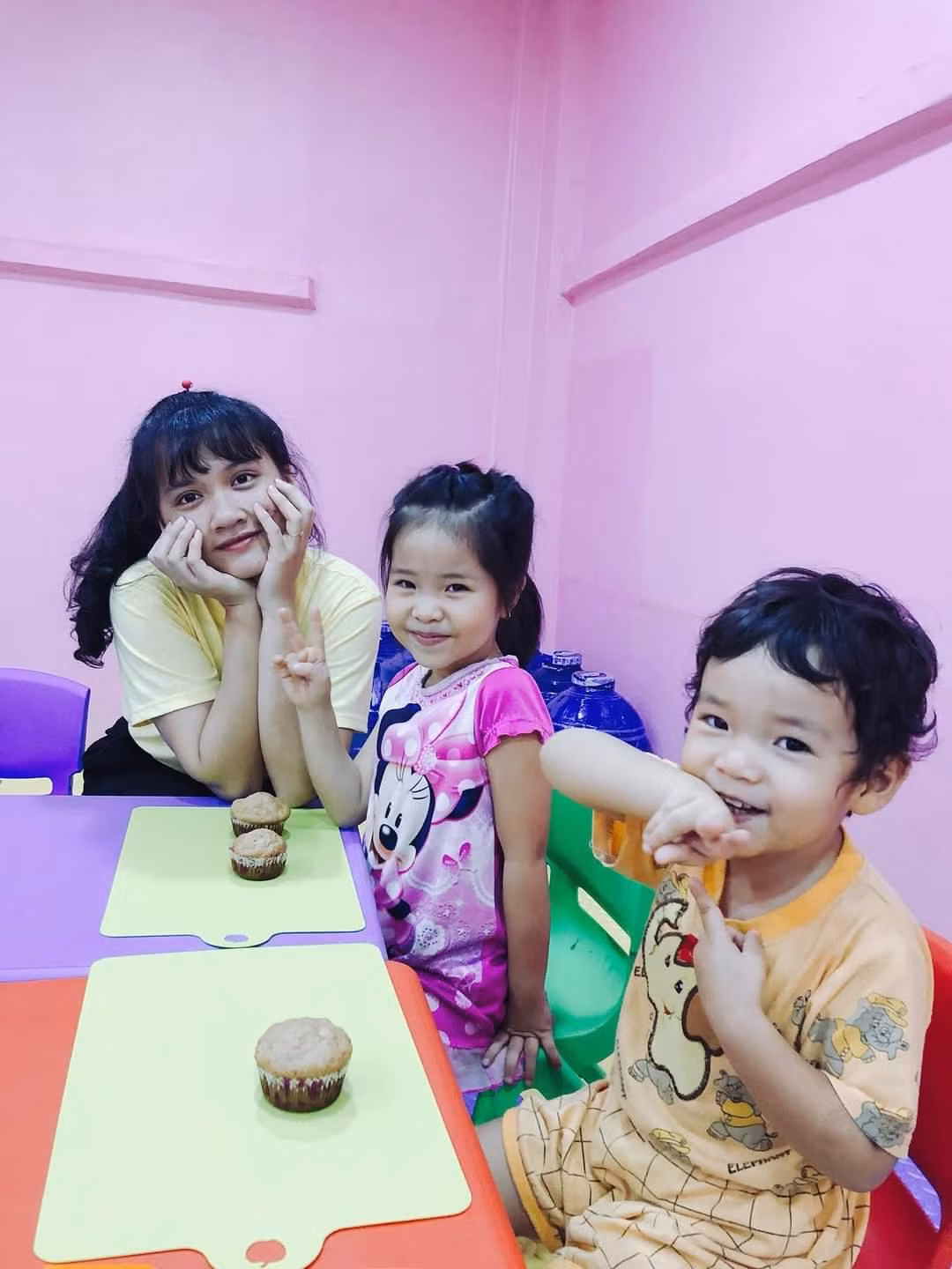 Làm thêm tại khu vui chơi thiếu nhi, Cẩm Tú rèn luyện thêm sự tự tin, sự sáng tạo và cảm thấy yêu đời hơn mỗi ngày khi nhìn thấy nụ cười của các em nhỏ.