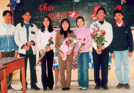 Liên hoan 8/3 tại lớp 42V (ảnh chụp năm 2004).