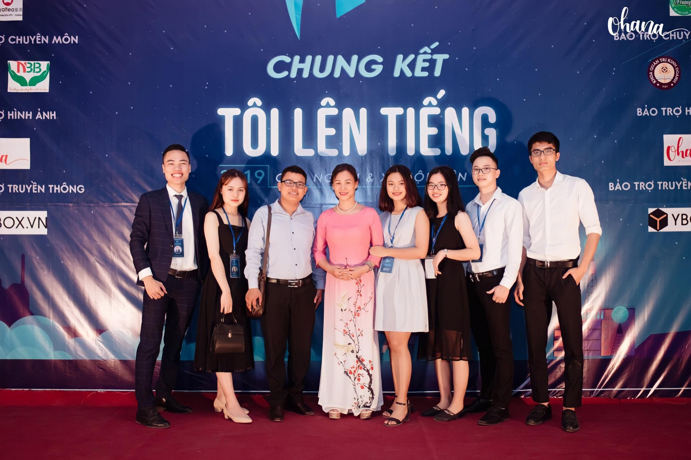 Thùy Linh tích cực tham gia các hoạt động CLB từ năm nhất (thứ 4 từ phải qua).