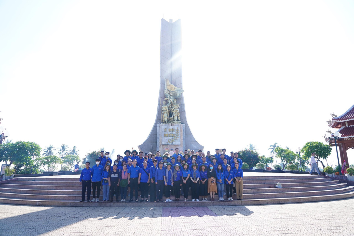 Sinh viên Nhà trường chụp ảnh lưu niệm tại Nghĩa trang Liệt sĩ Điện Bàn, tỉnh Quảng Nam. Sinh viên Nhà trường chụp ảnh lưu niệm tại Nghĩa trang Liệt sĩ Điện Bàn, tỉnh Quảng Nam.