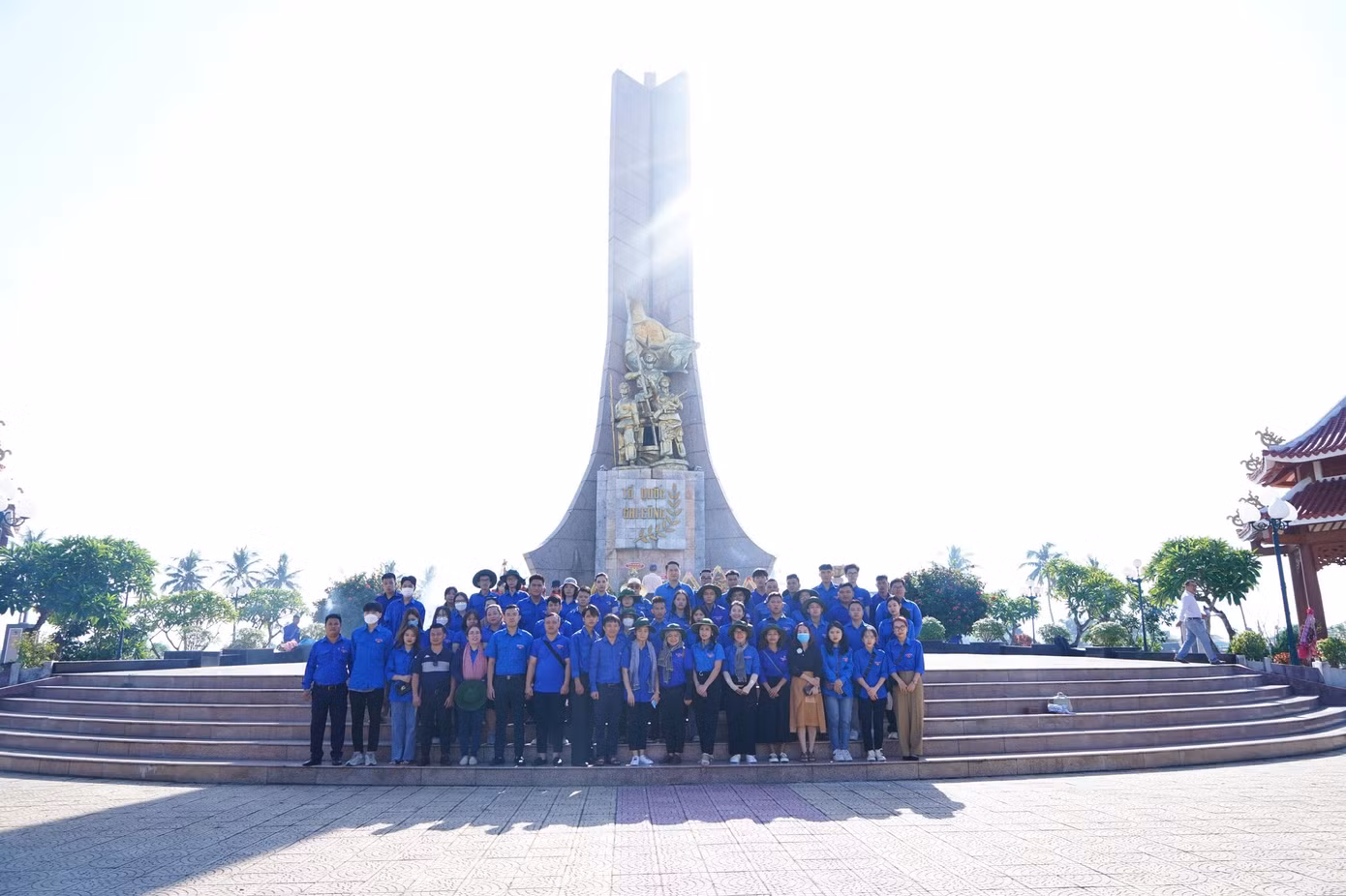 Sinh viên Nhà trường chụp ảnh lưu niệm tại Nghĩa trang Liệt sĩ Điện Bàn, tỉnh Quảng Nam.