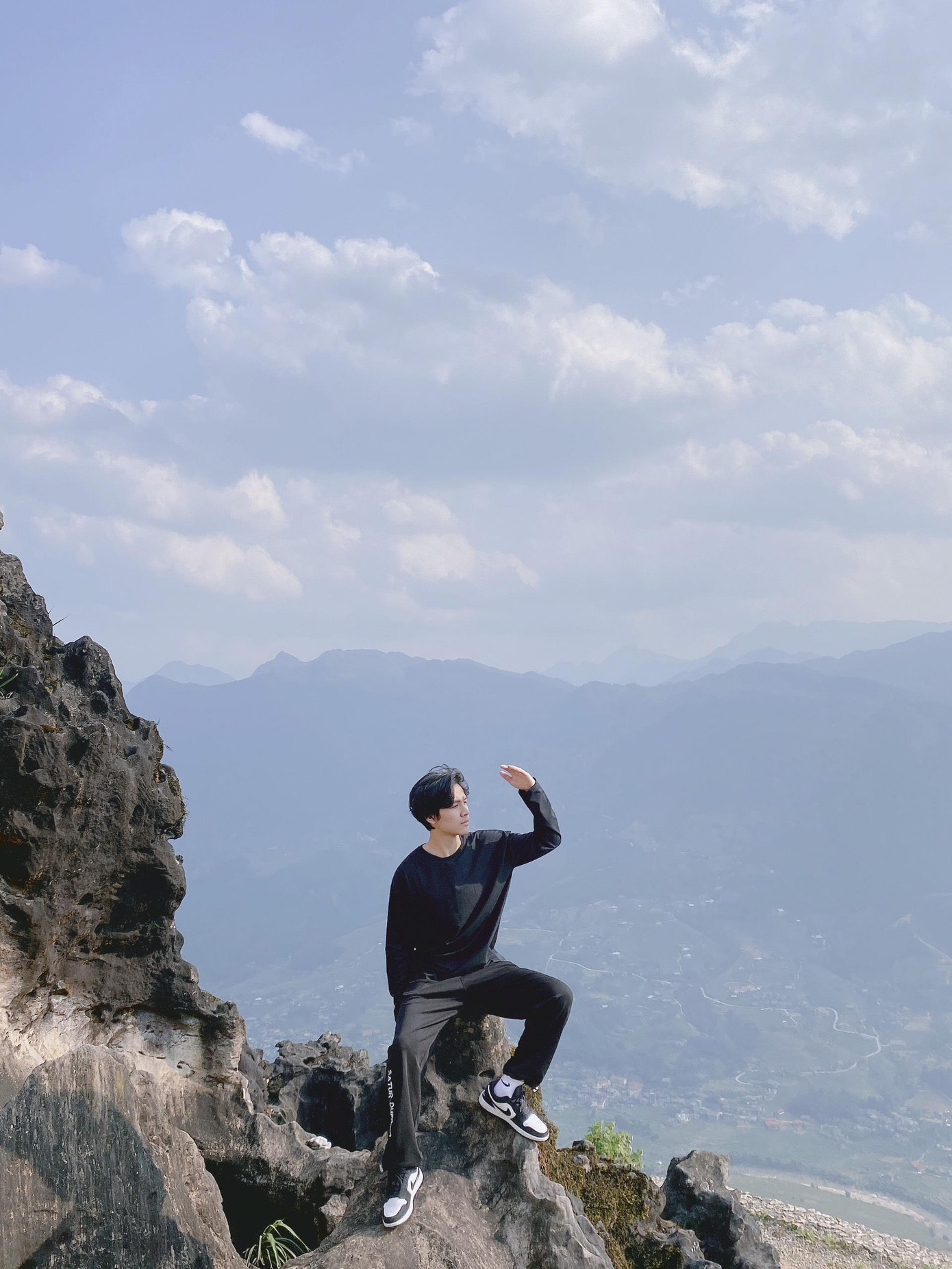 Nguyễn Hoàng Huy (sinh năm 2001) sinh ra và lớn tại vùng đất Tuyên Quang, hiện là Uỷ viên Ban chấp hành Hội sinh viên Trường, sinh viên năm 2 ngành Thiết kế nội thất Trường Đại học Lâm nghiệp.