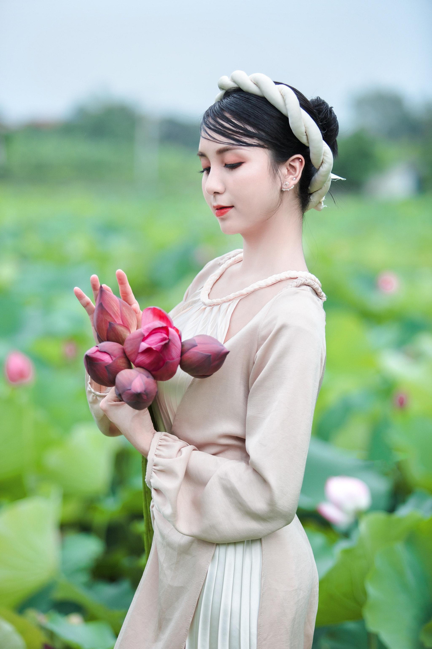 Không chỉ xinh đẹp, Thu Hương còn là một nữ sinh tài năng và có sự va chạm trong nhiều cuộc thi về sắc đẹp, cùng thành tích nổi bật. Không chỉ xinh đẹp, Thu Hương còn là một nữ sinh tài năng và có sự va chạm trong nhiều cuộc thi về sắc đẹp, cùng thành tích nổi bật.