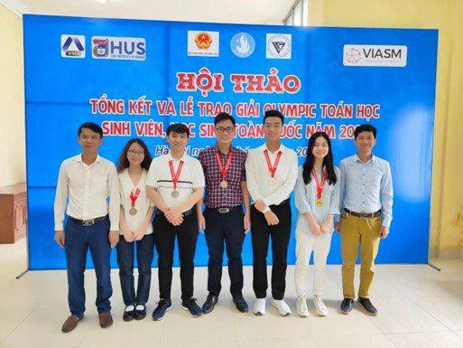 Đội tuyển Quốc gia Olympic Toán FTU 2022 cùng 2 thầy giáo trong buổi trao giải (Sơn đứng thứ 3 từ trái sang)