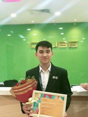 Chụp ảnh trong buổi lễ thăng cấp lên Trưởng nhóm kinh doanh tại công ty bảo hiểm nhân thọ Chubb.