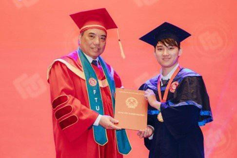 Nguyễn Lê Sơn chụp cùng thầy Hiệu trưởng PGS. TS. Bùi Anh Tuấn trong buổi lễ trao bằng tốt nghiệp.