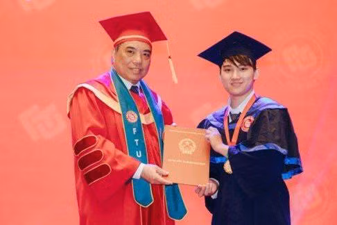 Nguyễn Lê Sơn chụp cùng thầy Hiệu trưởng PGS. TS. Bùi Anh Tuấn trong buổi lễ trao bằng tốt nghiệp.