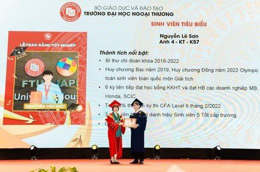 Cô Hiệu phó PGS. TS Phạm Thu Hương trao giấy khen và Huy chương Sinh viên tiêu biểu toàn khóa.