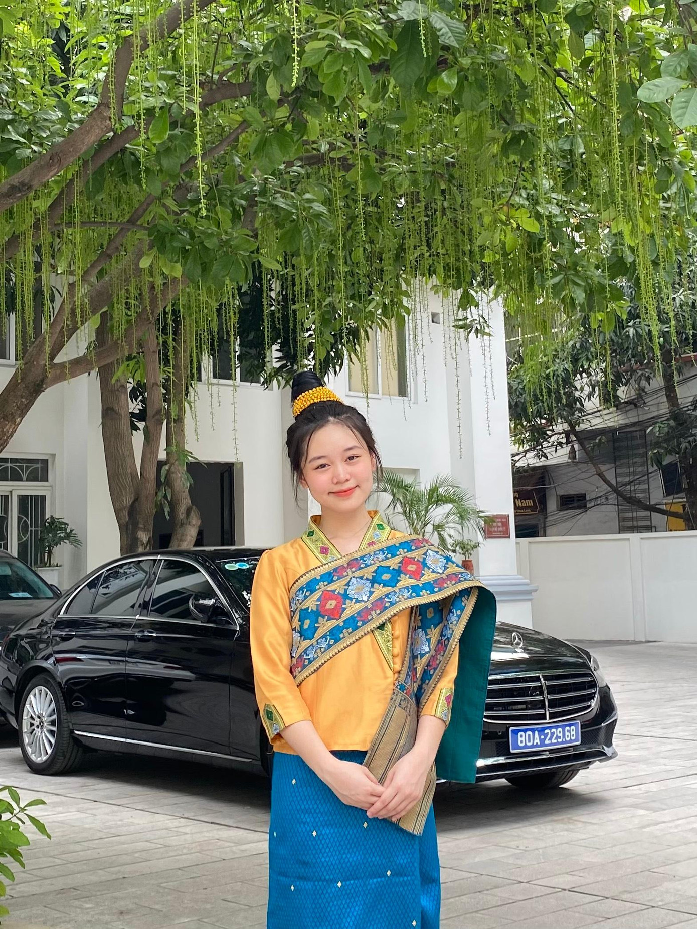 Bước vào môi trường Ngoại giao - nơi mà bất cứ ai cũng đều tự tin và tài năng, cô gái nhỏ từng trải qua áp lực đồng trang lứa và những nghi ngờ về bản thân.