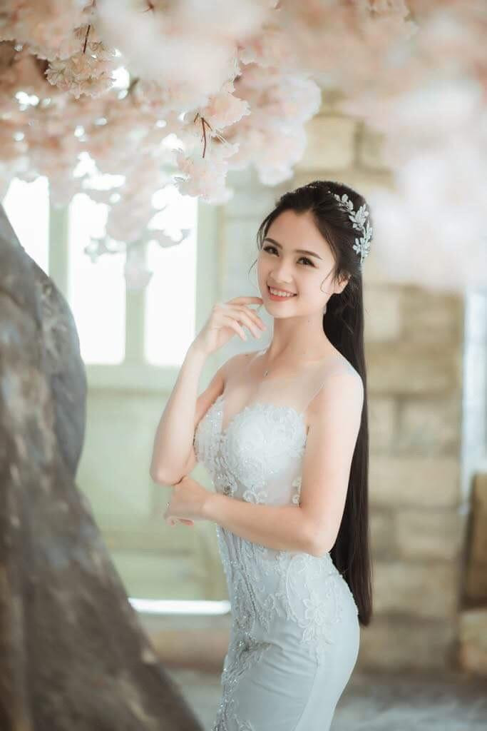 Quỳnh từng bỏ ngang đại học và quyết định sớm lập gia đình. Quỳnh từng bỏ ngang đại học và quyết định sớm lập gia đình.