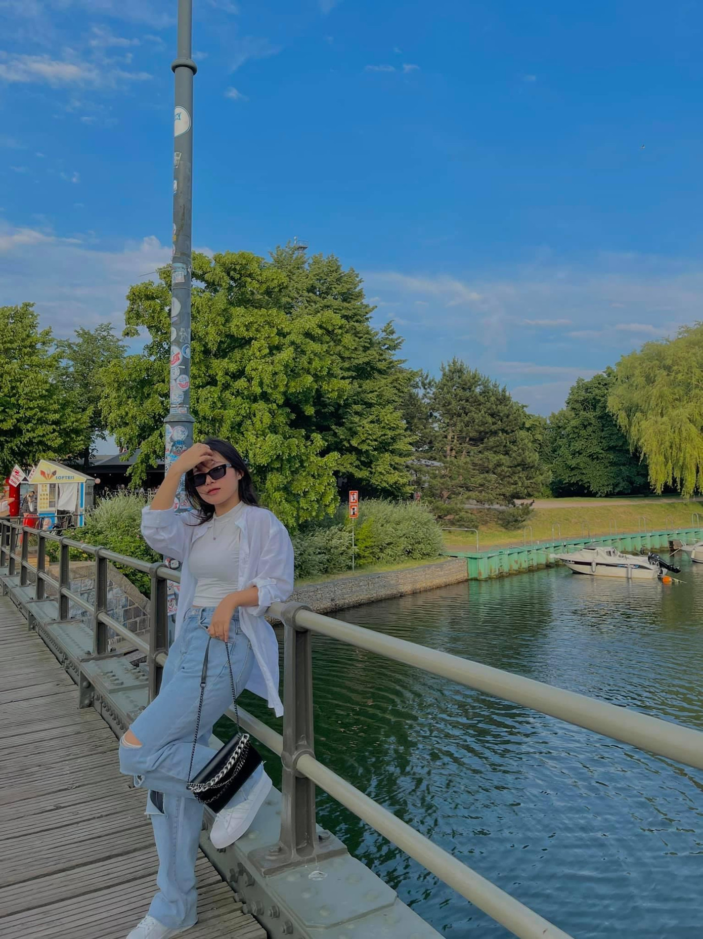 Cô gái tuổi 18 ngày nào đã dần trưởng thành, bản lĩnh và hòa nhập trong môi trường sống mới. Cô gái tuổi 18 ngày nào đã dần trưởng thành, bản lĩnh và hòa nhập trong môi trường sống mới.