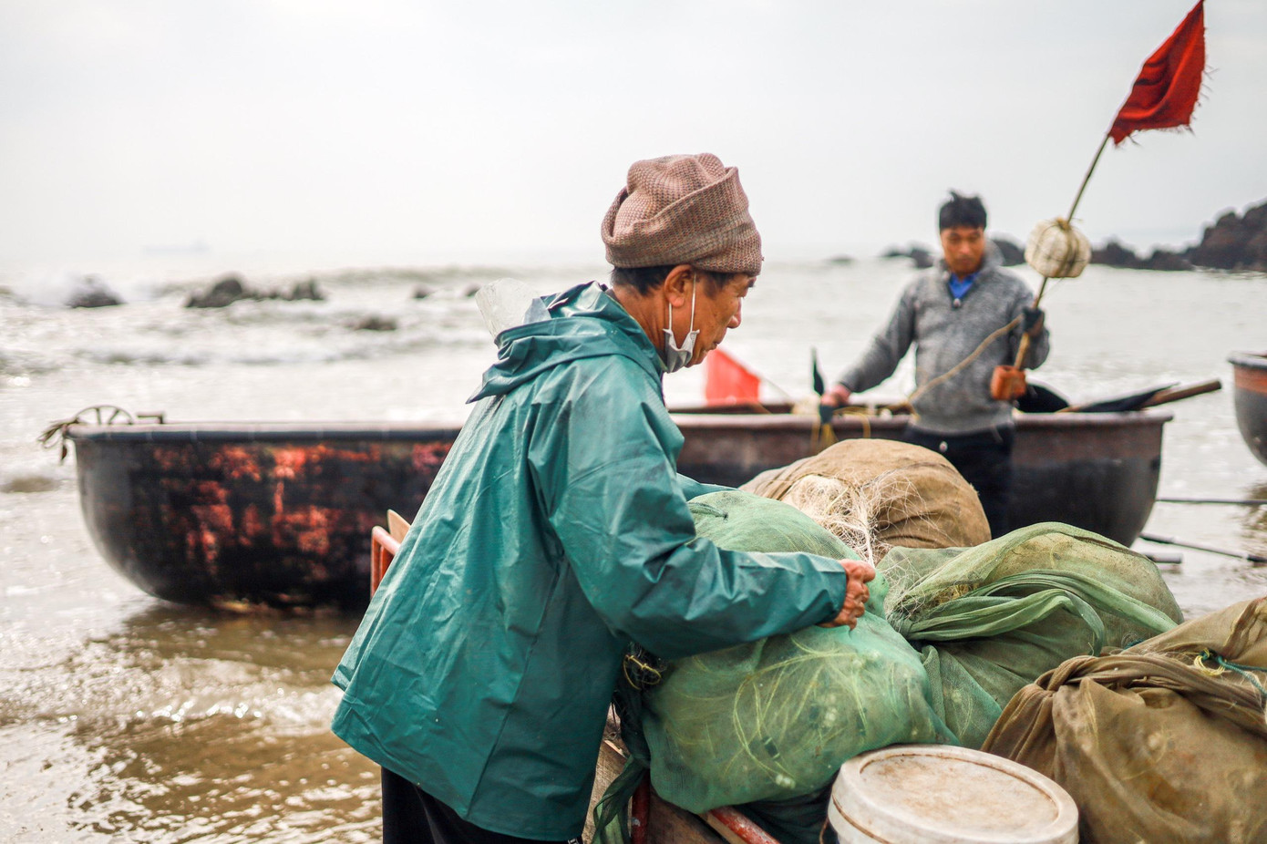 Một ngư dân đang chuẩn bị đồ nghề để ra khơi chuyến thứ hai.