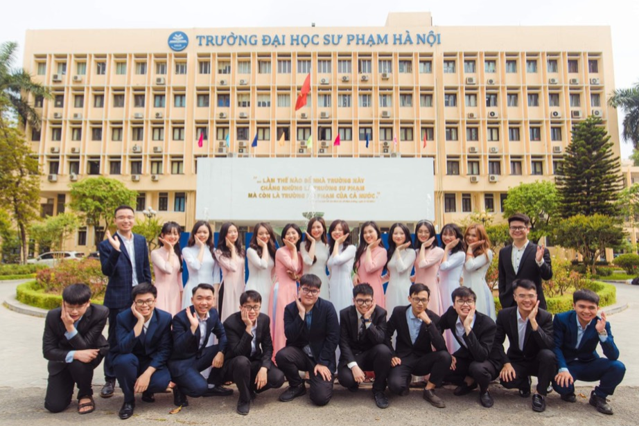 Tập thể lớp K68CLC khoa Toán - Tin mà Việt Dũng (hàng dưới, thứ 5 từ phải qua) đã gắn bó trong suốt bốn năm đại học.