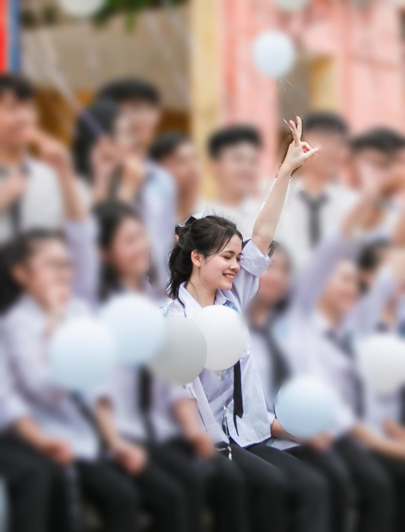 Trong 12 năm học sinh, cô luôn có thành tích học tập tốt với nhiều giải thưởng và danh hiệu khác nhau.