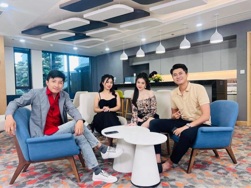 Trong quá trình làm việc chàng trai 9X may mắn nhận được sự giúp đỡ của anh chị em đồng nghiệp để cảnh quay trở nên tốt nhất.