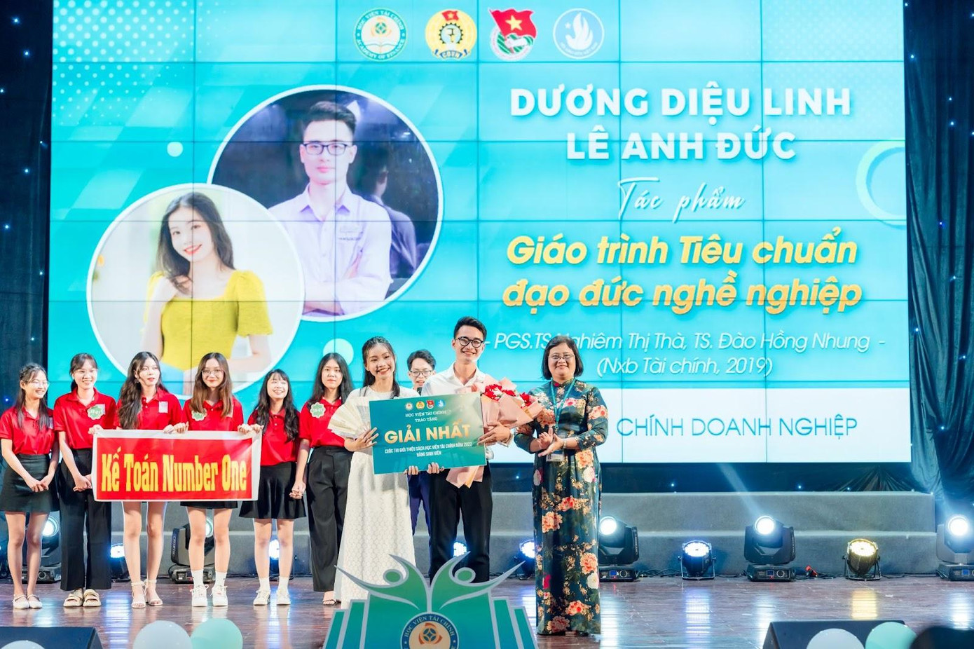 Sinh viên Dương Diệu Linh &amp; Lê Anh Đức - Khoa Tài chính doanh nghiệp - Đạt Giải nhất Cuộc thi bảng Sinh viên.