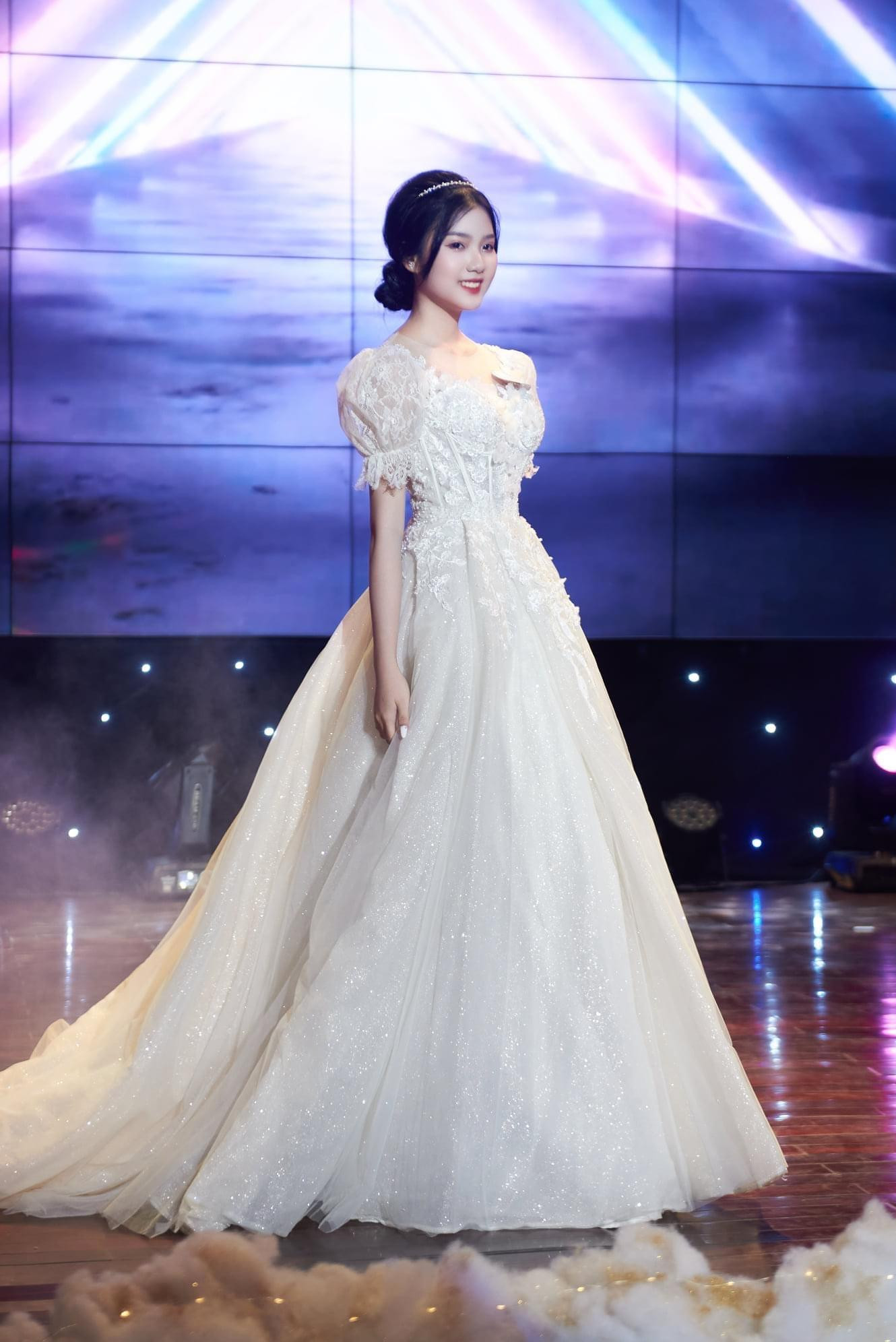 Không chỉ sở hữu nét xinh đẹp rạng ngời, Khánh Linh còn có nguồn năng lượng tích cực cùng bản lĩnh vững vàng trước mỗi vòng thi.